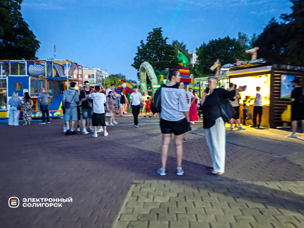 Вечерние гуляния в Солигорске и праздничный салют