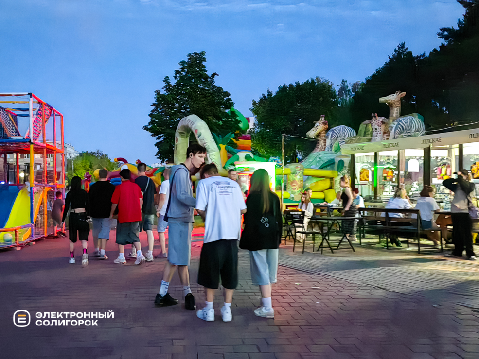 Вечерние гуляния в Солигорске и праздничный салют