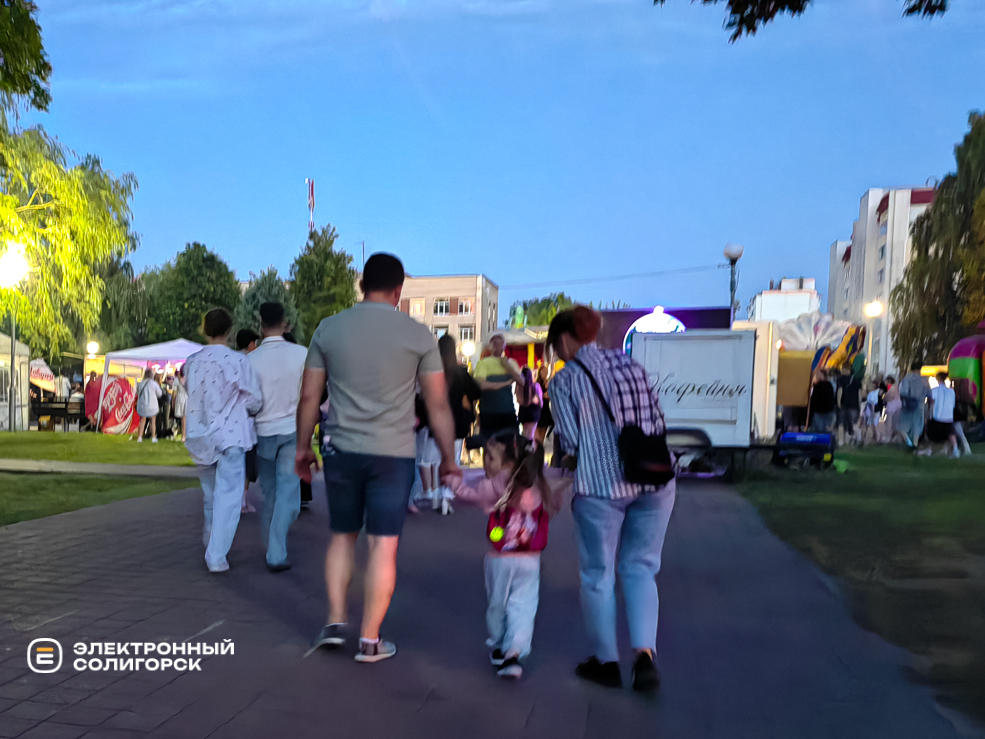 Вечерние гуляния в Солигорске и праздничный салют