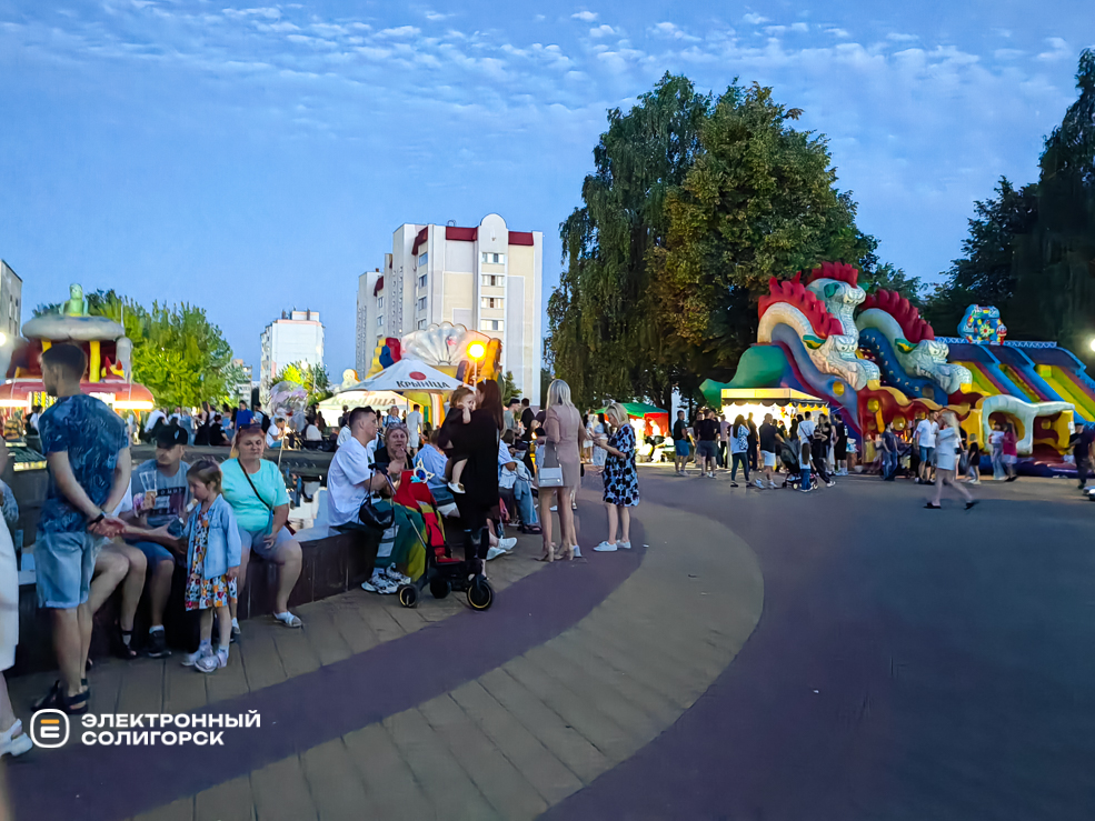 Вечерние гуляния в Солигорске и праздничный салют