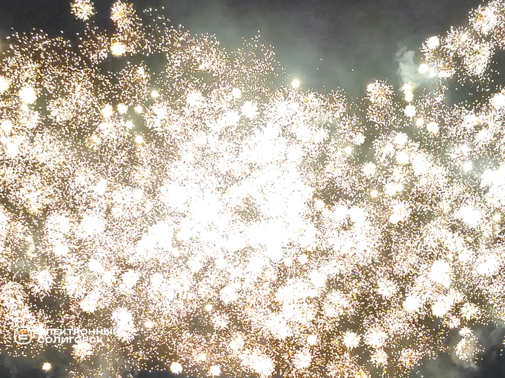 Вечерние гуляния в Солигорске и праздничный салют