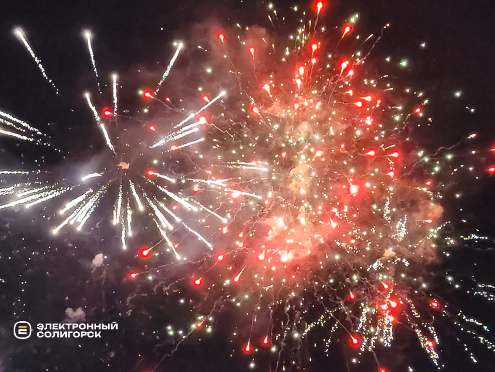 Вечерние гуляния в Солигорске и праздничный салют
