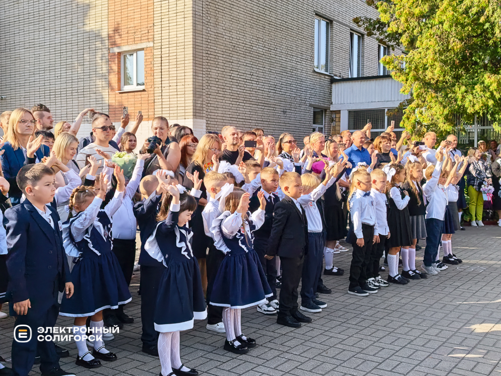Торжественная линейка в сш 3 Солигорска