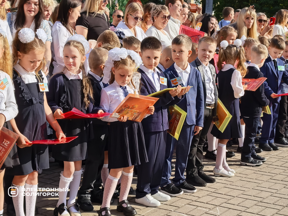Торжественная линейка в сш 3 Солигорска