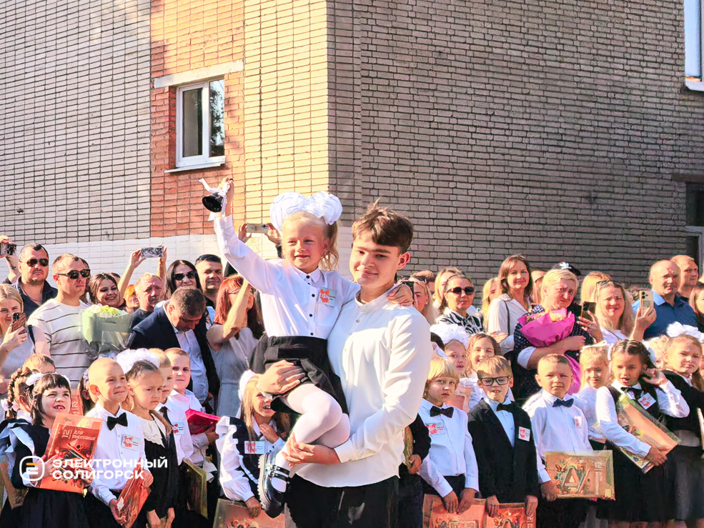 Торжественная линейка в сш 3 Солигорска