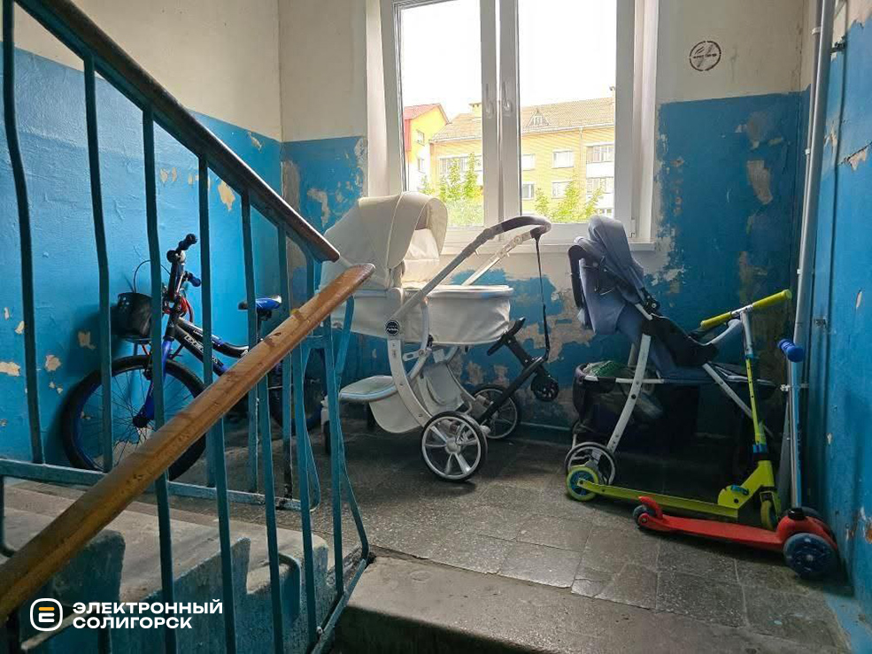 коляски стоят в подъезде